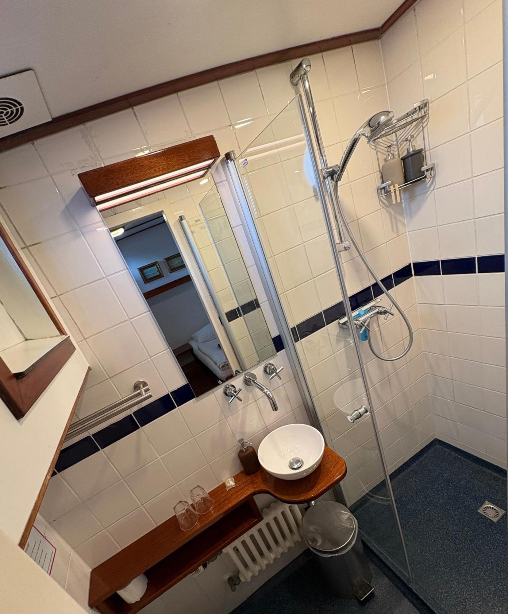Hotelboot Zwaan アムステルダム エクステリア 写真